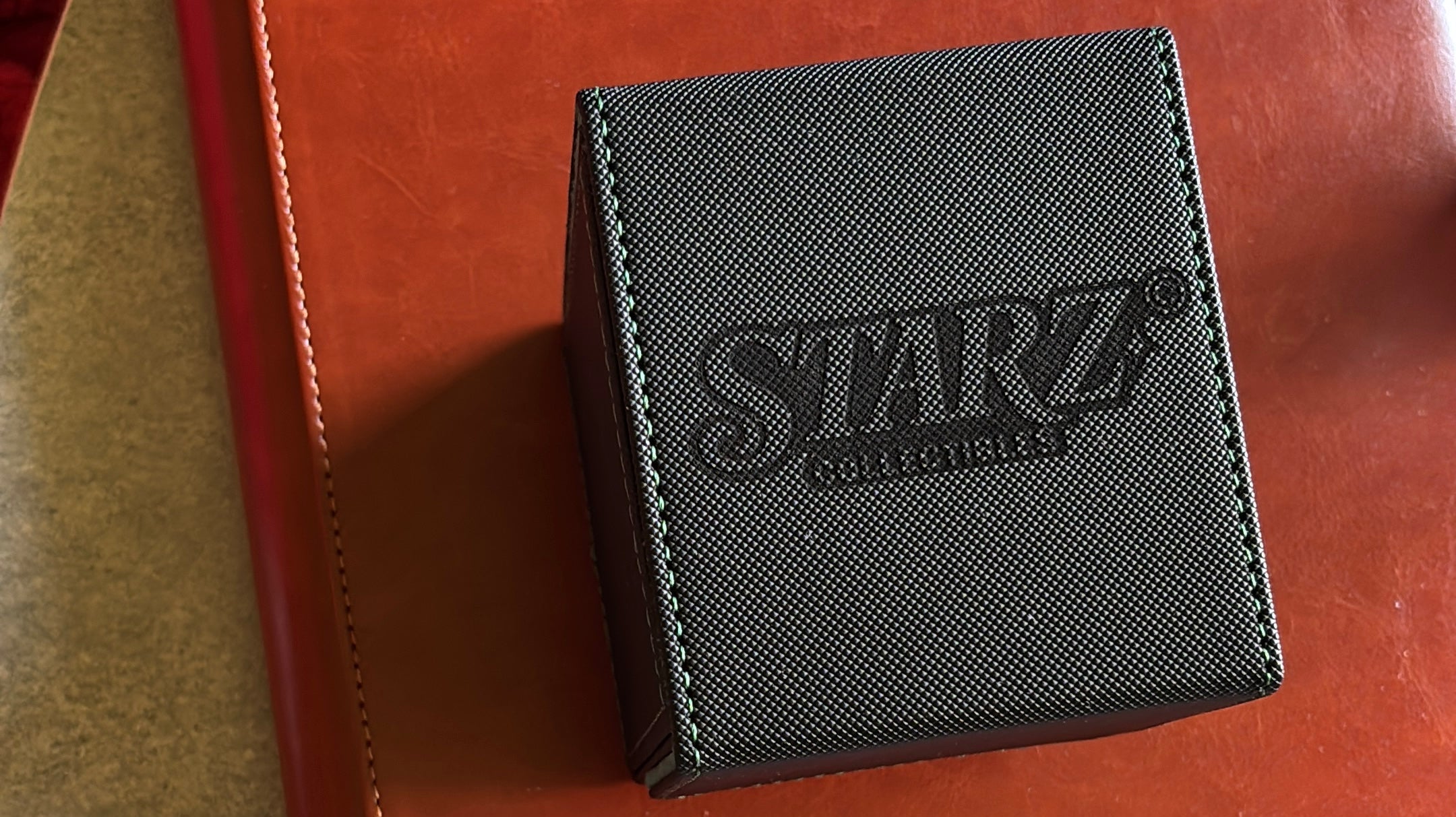 Personalisierter TCG Leder-Binder und Deckbox mit Starz Collectibles Laser-Gravur – handgefertigt für Pokémon, One Piece & mehr