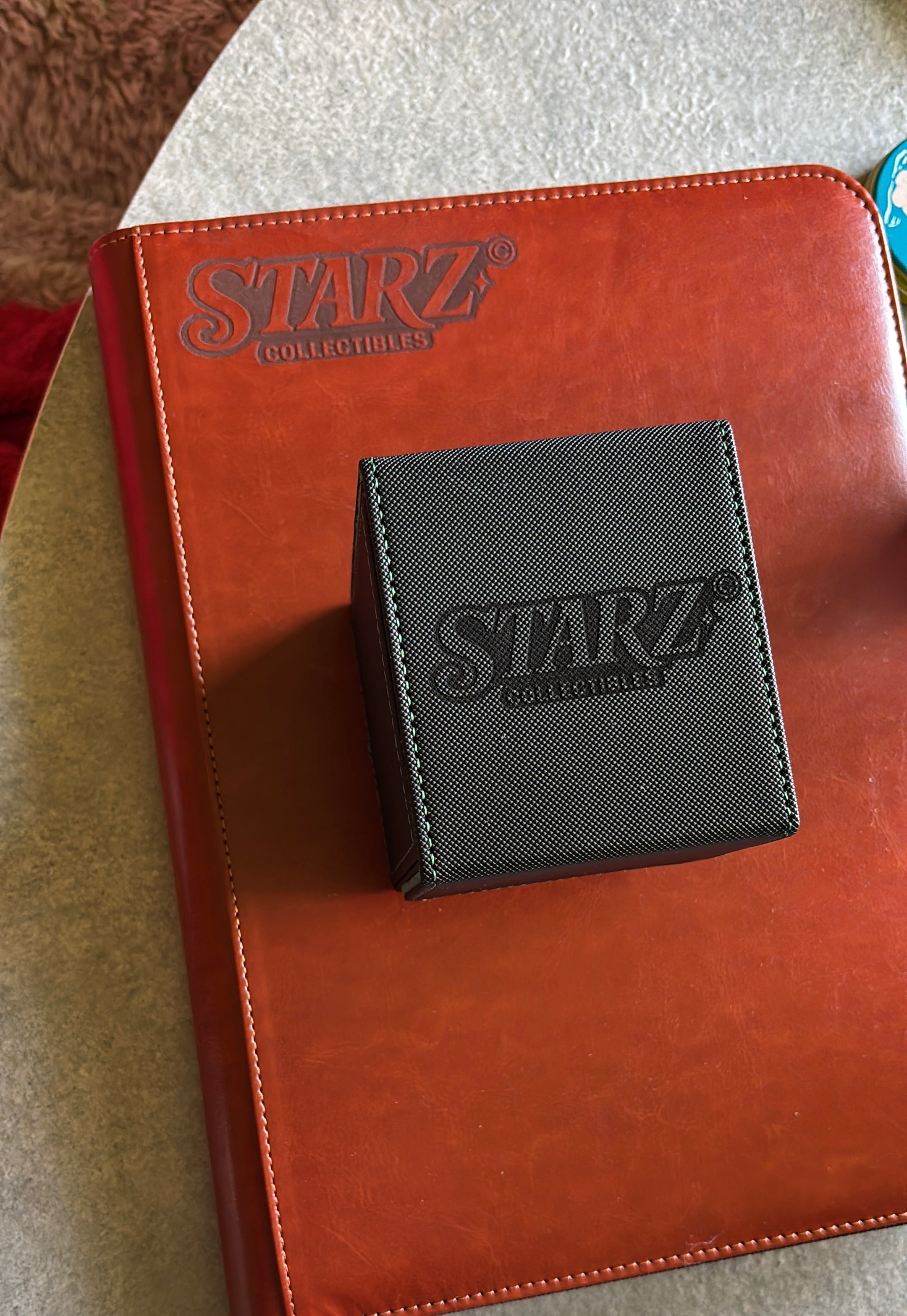 Personalisierter TCG Leder-Binder und Deckbox mit Starz Collectibles Laser-Gravur – handgefertigt für Pokémon, One Piece & mehr